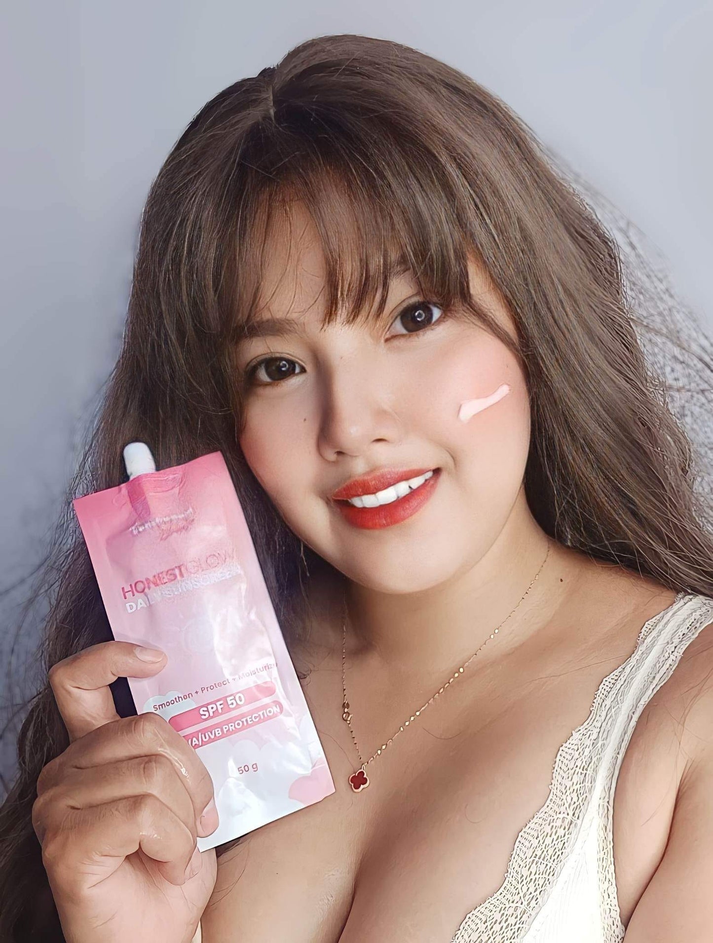 HONEST GLOW DAILY SUNSCREEN WITH SPF50